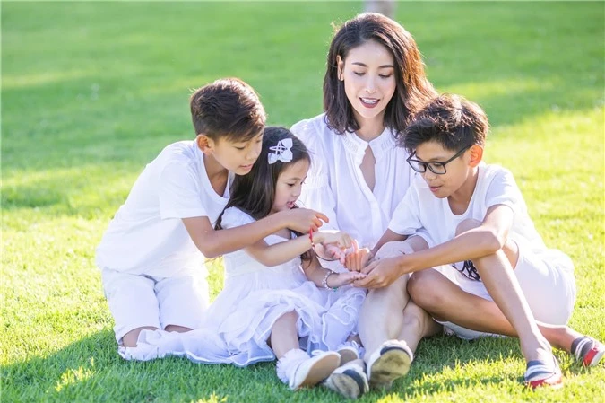 Hoa hậu Hà Kiều Anh đăng loạt ảnh tuyệt đẹp khi cùng 3 con về Mỹ thăm bà ngoại 9