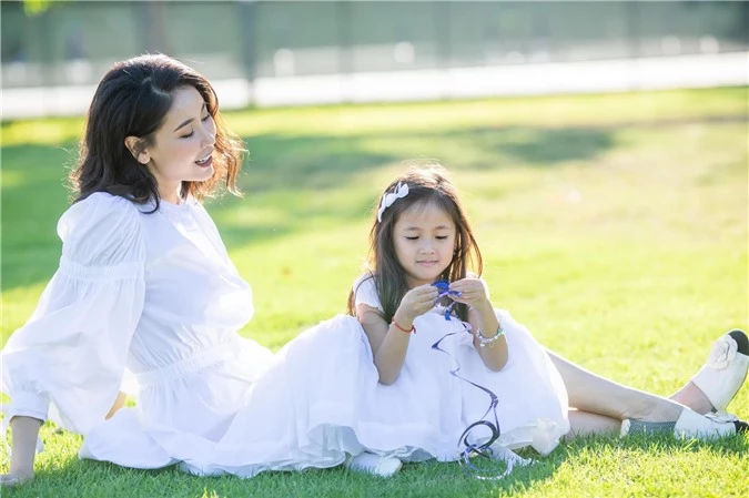 Hoa hậu Hà Kiều Anh đăng loạt ảnh tuyệt đẹp khi cùng 3 con về Mỹ thăm bà ngoại 8