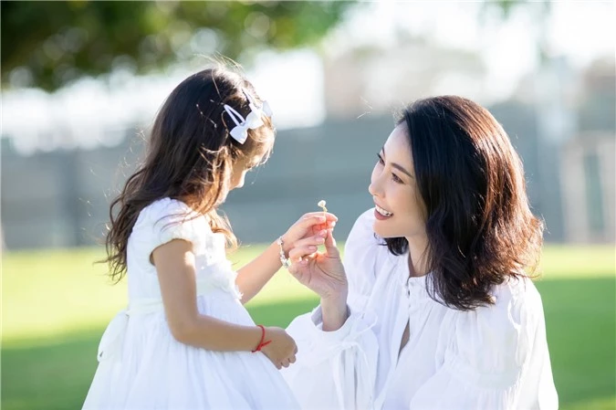Hoa hậu Hà Kiều Anh đăng loạt ảnh tuyệt đẹp khi cùng 3 con về Mỹ thăm bà ngoại 4