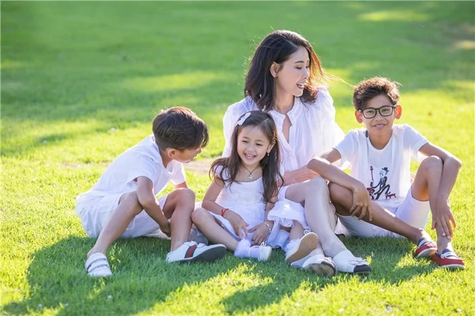 Hoa hậu Hà Kiều Anh đăng loạt ảnh tuyệt đẹp khi cùng 3 con về Mỹ thăm bà ngoại 3