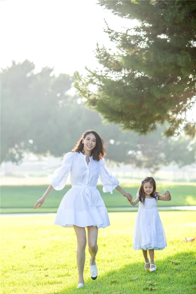 Hoa hậu Hà Kiều Anh đăng loạt ảnh tuyệt đẹp khi cùng 3 con về Mỹ thăm bà ngoại 2