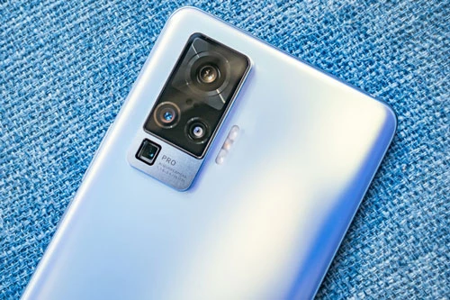 Vivo X50 Pro sở hữu 4 camera sau. Trong đó, cảm biến chính 48 MP, khẩu độ f/1.8 cho khả năng lấy nét theo pha. Ống kính tele tiềm vọng 8 MP, f/3.4 giúp zoom quang 5x hoặc zoom kỹ thuật số 60x, tích hợp chống rung quang học (OIS). Cảm biến thứ ba 8 MP, f/2.2 cho góc rộng 120 độ và ống kính chân dung 13 MP, f/2.2. 