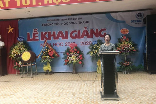 Bà Bùi Thị Sơn khi còn là hiệu trưởng trường Tiểu học Đông Thành (Thành phố Ninh Bình) (Ảnh: Trường Tiểu học Đông Thành)