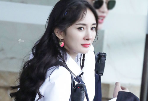 Dương Mịch xinh đẹp đi quay show giữa chỉ trích thờ ơ với con gái, Đặng Luân xuất hiện cực điển trai