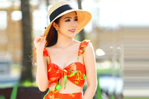 Dương Kim Ánh mặc đồ họa tiết khoe body