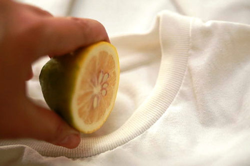 Cách loại bỏ ẩm mốc, mùi hôi trên quần áo