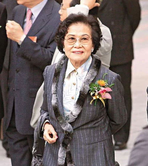 Bà Quảng Tiêu Khanh là vợ của doanh nhân Quảng Đắc Thắng - đồng sáng lập Tập đoàn bất động sản Sun Hung Kai Properties. Bà là gương mặt nữ tiêu biểu trong hàng ngũ tỷ phú Hong Kong. Chồng bà qua đời vào năm 1990, bà Quảng giữ chức chủ tịch công ty từ năm 2008 đến năm 2011. Ảnh: China.org.