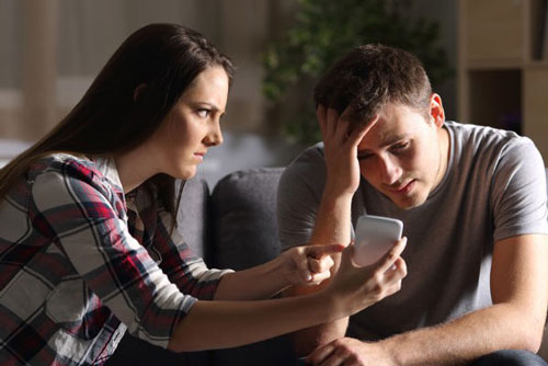 Vợ khôn ngoan đừng dại kết bạn với chồng trên Facebook