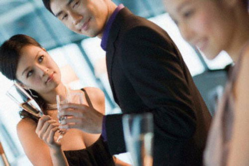 Đàn ông ngoại tình về nhà vẫn tốt với vợ con chỉ là câu nói biện minh