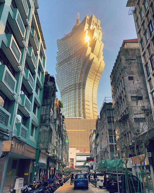 Tòa nhà chọc trời toạ lạc tại số 2-4 đường Avenida de Lisboa là tài sản của công ty chuyên kinh doanh cờ bạc Sociedade de Turismo e Diversões de Macau do ông Hà làm chủ tịch. Ảnh: @chatri.