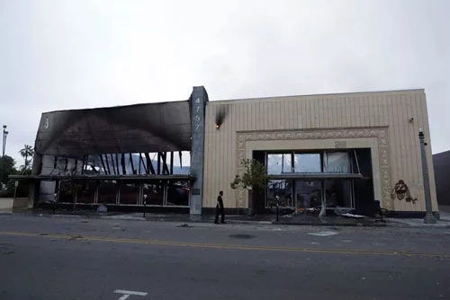 Một cửa hàng bị đốt cháy sau vụ bạo loạn tại La Mesa, California (Ảnh: AP)