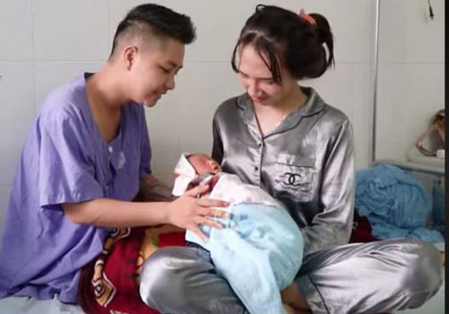 Cuộc sống của vợ chồng 'người đàn ông Việt Nam đầu tiên mang bầu' sau khi sinh con ra sao?