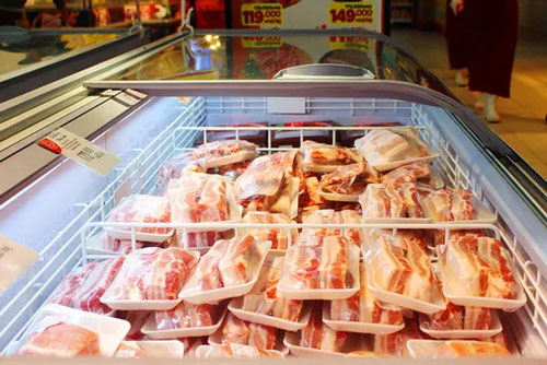 Thịt lợn "ế" siêu thị tràn ngập, chợ mạng với giá bán siêu rẻ