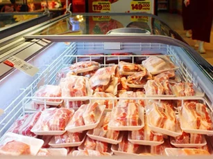 Thịt lợn "ế" siêu thị tràn ngập, chợ mạng với giá bán siêu rẻ