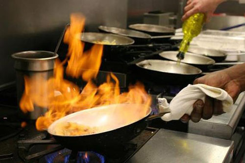 Chuyên gia cảnh báo: 2 kiểu nấu ăn có thể tạo ra chất độc gây ung thư, nhiều người mắc phải