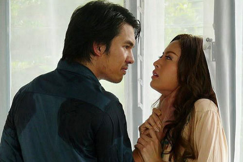 Một tuần nay vợ tôi "cấm khẩu", mỗi lần có việc gì cần giải quyết thì cô ấy lôi cuốn sổ ra viết nguệch ngoạc khiến tôi tức phát điên