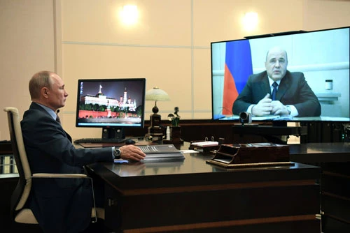 Thủ tướng Nga Mikhail Mishustin thảo luận với Tổng thống Vladimir Putin. (Ảnh: AP)