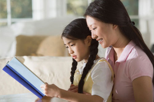 Bắt gặp cảnh nhạy cảm trong phòng con gái lúc nửa đêm, bà mẹ mới đầu hốt hoảng nhưng rồi có phản ứng trên cả tuyệt vời