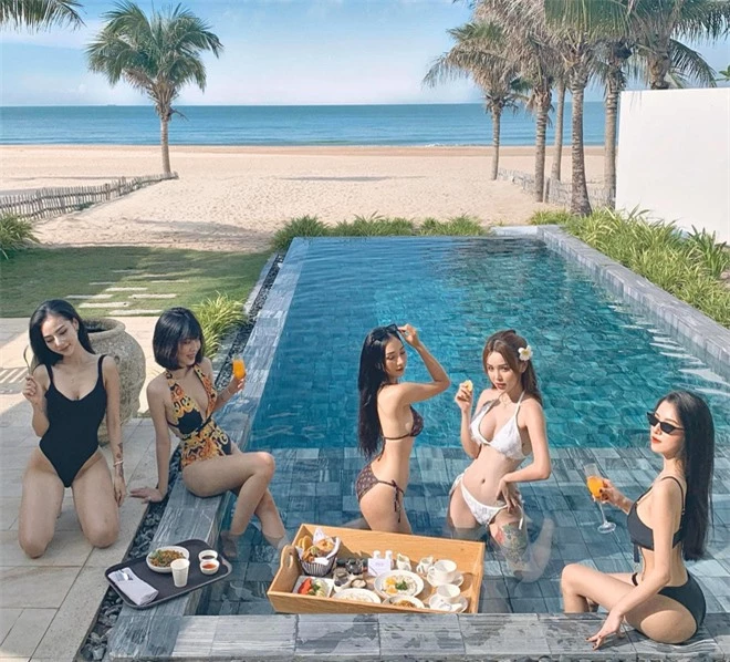 Hội gái đẹp chơi thân rủ nhau diện bikini khoe eo thon chân dài thẳng tắp: Biết nhìn vào ai đây? - Ảnh 2.