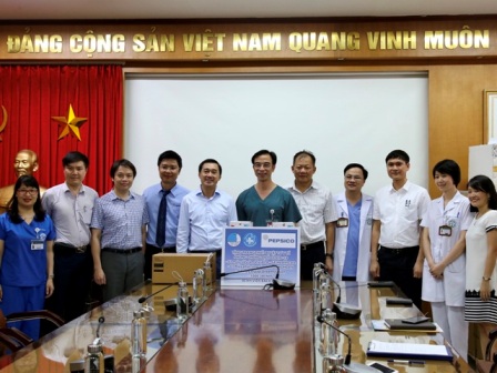 Trung ương Hội Thầy thuốc trẻ Việt Nam trao tặng thiết bị y tế cho BV Bạch Mai