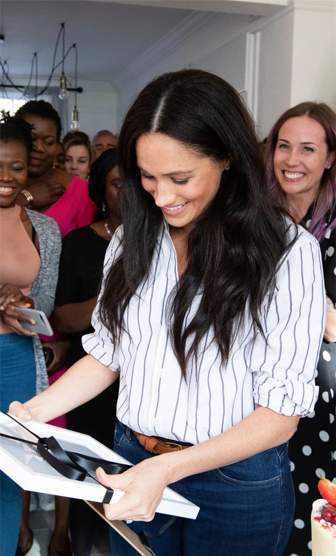 Nhìn lại những bộ cánh đơn giản nhưng thừa độ sang xịn khi Meghan Markle còn ở Hoàng gia Anh mà tiếc nuối: Bao giờ fashion icon tái xuất? - Ảnh 2.