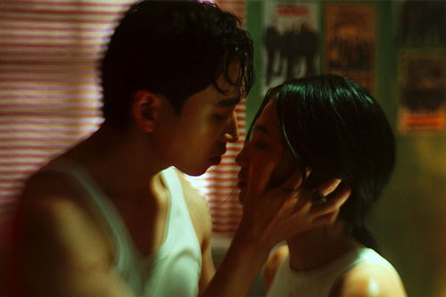 Tái xuất sau thời gian ở ẩn, Karik khiến khán giả đỏ mặt với nụ hôn môi nóng bỏng nàng hot girl xinh đẹp