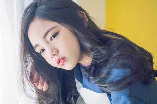 Mẫu nhí đình đám Hàn Quốc không thể phát triển chiều cao vì lạm dụng mỹ phẩm quá sớm