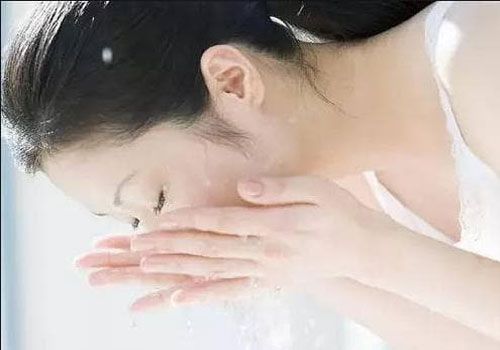 Phụ nữ đắp mặt nạ, cố gắng tránh ba khoảng thời gian này, bởi vừa vô ích vừa hại da thêm