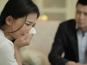 Mang chè đậu đen đến cho chồng, tôi thấy anh phơi nắng ngoài sảnh công ty và sự thật điếng người