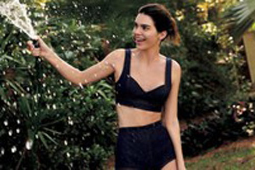 Siêu mẫu đắt giá nhất thế giới khoe dáng tạc tượng với thần thái đỉnh cao