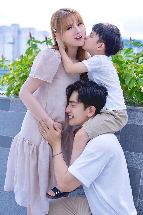 Thu Thuỷ mới xác nhận chuyện mang thai với ông xã Kin Nguyễn ngày 29/5 sau gần một năm kết hôn. Cô đang mang bầu ở tháng 5 và dự sinh vào tháng 9. 