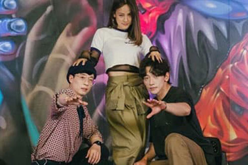 Có một 'chị đại' quyền lực Kbiz khiến MC quốc dân Yoo Jae Suk và 'ông hoàng showbiz' Bi Rain đều phải 'quỳ gối'