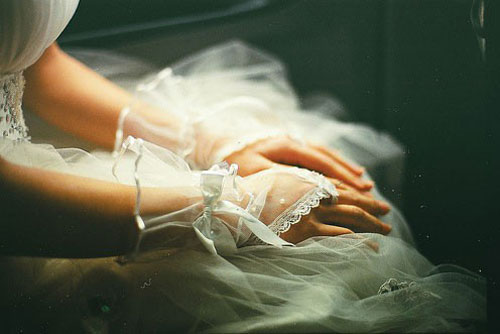 Hơn 10 năm mới mở món quà cưới đặc biệt của mẹ chồng, con dâu ôm mặt khóc nức nở