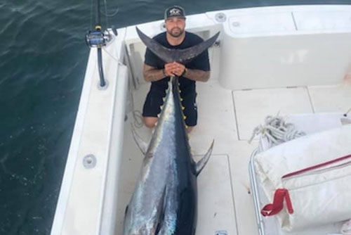 Ngư dân Mỹ bắt được cá ngừ khổng lồ, nặng bằng chiếc xe máy