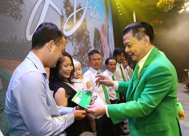 Chủ tịch Tập đoàn Mai Linh Hồ Huy tặng quà cho gia đình các bé được sinh trên "những chuyến xe kỳ diệu" và các tài xế đỡ đẻ trên những chuyến xe này.
