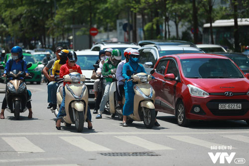 Hà Nội ngày nắng cháy da, chiều tối mưa dông