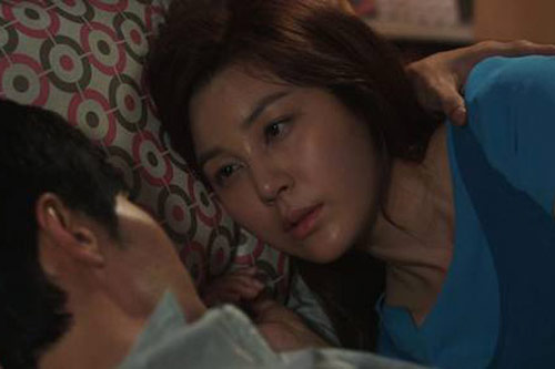 Khi tôi vừa nói ly hôn, vợ òa khóc nức nở rồi bất ngờ làm một việc khiến tôi phải quỳ xuống cầu xin