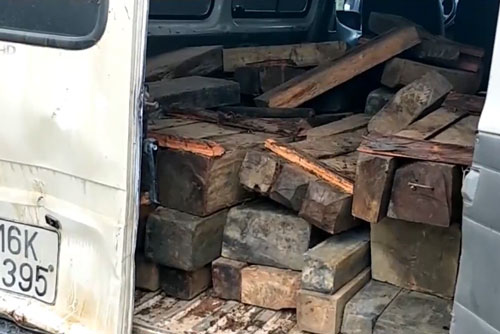 Bị truy đuổi, lái xe chở gỗ lậu lao xe vào lực lượng chức năng