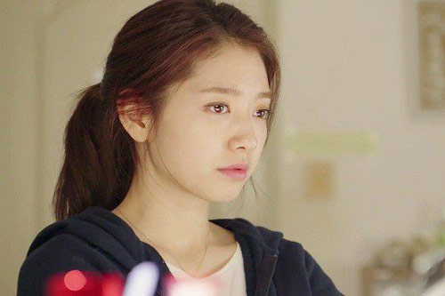 Bồ nhí vênh váo ghen ngược, chị bán hoa quả nói một câu khiến ả "sợ xanh mặt"