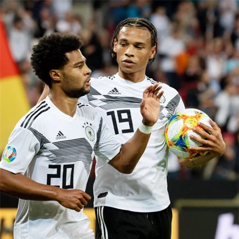 Gnabry (trái) là ứng viên số 1 Man City nhắm tới để thay thế Sane