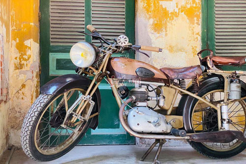 Xe máy cổ rỉ sét thời vua Bảo Đại có giá gần 500 triệu