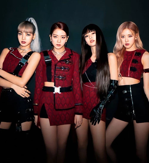 Còn Red Velvet lại có phong cách thiên về hướng ngọt ngào, dễ thương, trang phục nhiều họa tiết cầu kỳ bắt mắt.