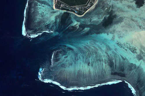Bí ẩn về ngọn thác dưới đáy biển ở Mauritius