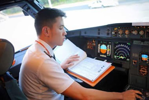 'Cơ trưởng đẹp trai nhất Việt Nam' Quang Đạt tiết lộ chi phí học tập và thu nhập khủng của nghề phi công
