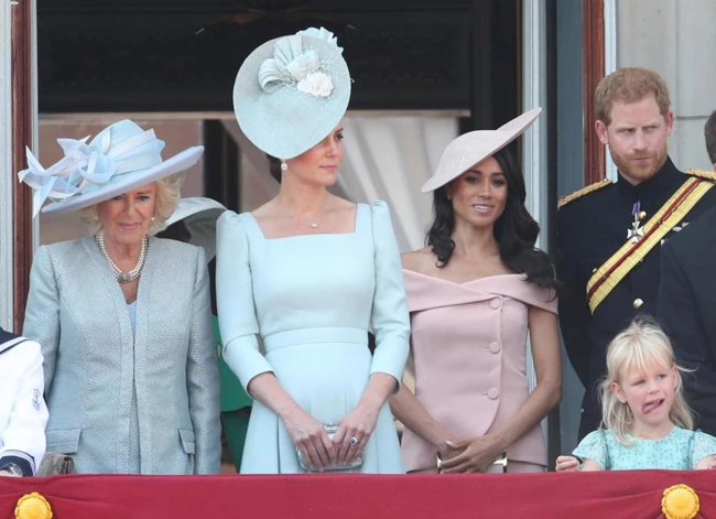 Kate và vợ chồng Harry - Meghan cùng đứng trên ban công Điện Buckingham nhân lễ diễu binh mừng sinh nhật Nữ hoàng 92 tuổi hồi tháng 6/2018. Ảnh: PA.