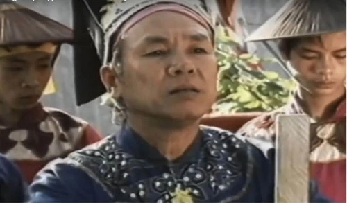 Một viên hoạn quan nhiều quyền thế. Hình ảnh cắt ra từ phim Thằng Cuội, 1989.