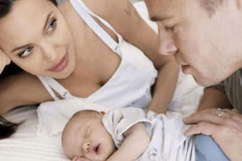 Mạng xã hội 'sốt' với loạt khoảnh khắc đẹp của Brad Pitt bên con gái ruột đầu lòng