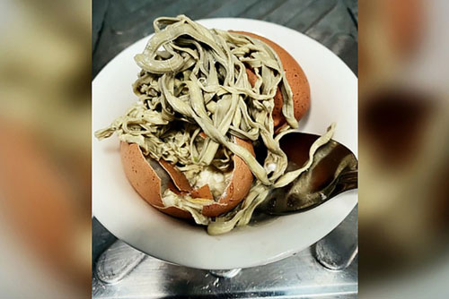 Mua trứng ở siêu thị, người phụ nữ về nhà luộc lên và đập ra mới phát hiện bên trong là một búi sợi kỳ lạ