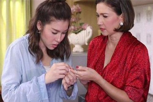 Bí mật lắp camera, mẹ chồng sững sờ trước sự thật về con dâu út khéo miệng lại giàu có