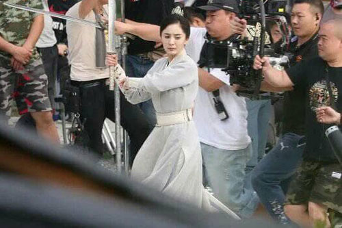 Mặc đồ dày để che khuôn ngực khủng, Dương Mịch hóa nam nhi múa kiếm điêu luyện